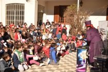 Por el fin de las vacaciones de invierno. Consejo de Políticas Sociales organizó esta tarde otro gran espectáculo de magia en el Municipio