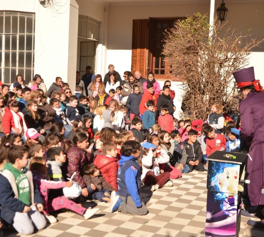 Por el fin de las vacaciones de invierno. Consejo de Políticas Sociales organizó esta tarde otro gran espectáculo de magia en el Municipio