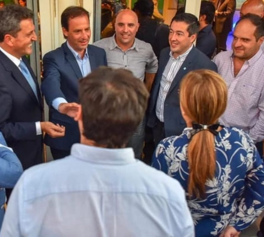 Santiago junto a Massa y otros intendentes