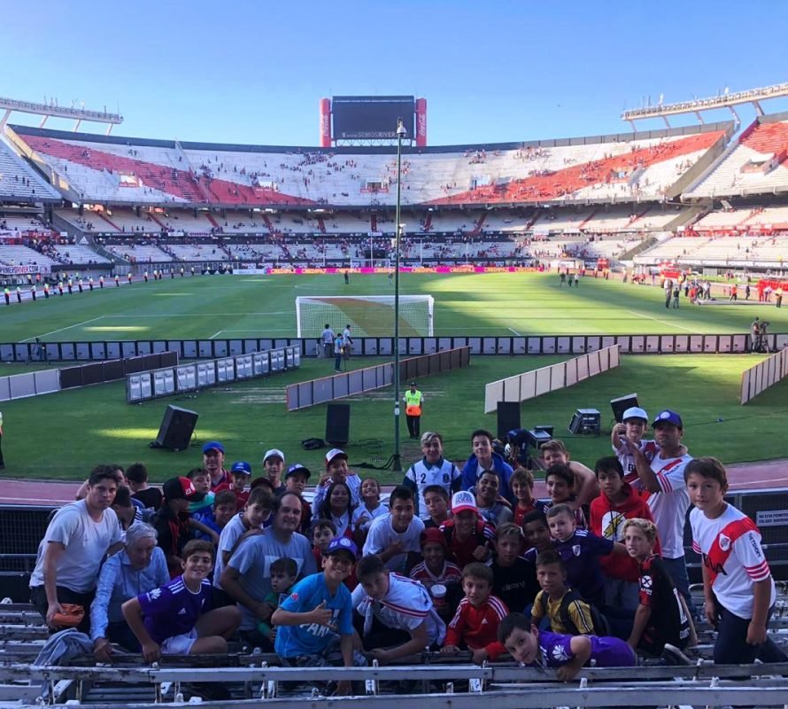 Los pibes del Futsal disfrutaron del premio de la Muni «Viajando a River»