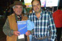 Juan Domingo se vino de la Rural con el libro de Cristina firmado por ella