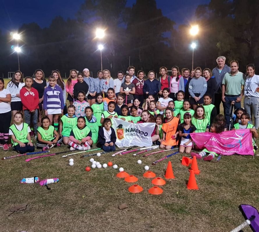 La Escuela de Hockey Municipal recibió material deportivo