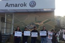 Una familia de Navarro protestó en la Rural contra una concesionaria automotriz, porque se sienten estafados