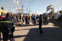 Manifestantes en la calle, protestan contra despidos en empresa láctea