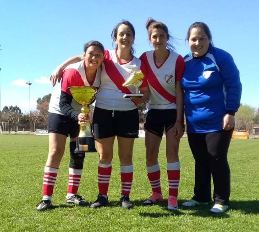 Cuatro chicas de Navarro levantaron la Copa de la Liga Lobense con la casaca de Sarmiento
