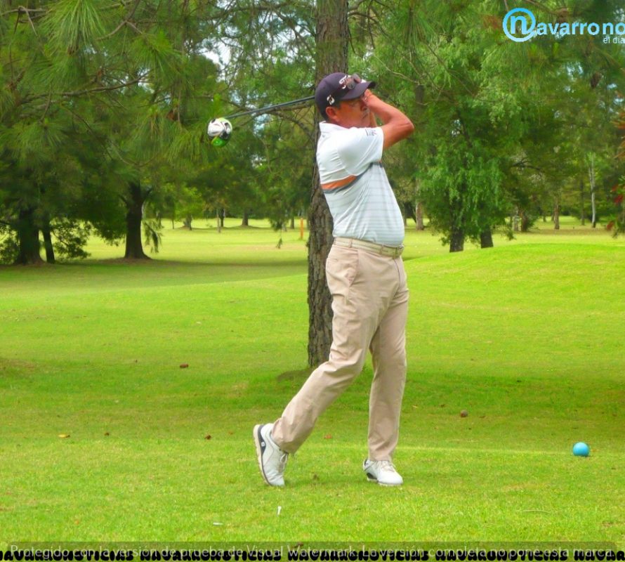 El prestigioso golfista Rafael Gómez en Navarro, jugando en el club local