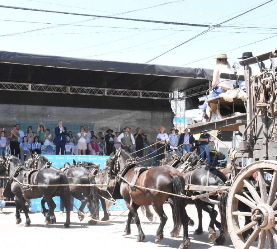 El domingo arrancó con el desfile de la fiesta Día Nacional del Gaucho