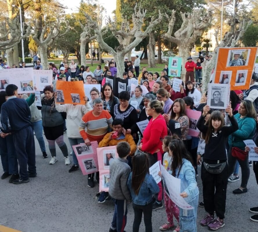 Tras el fallecimiento de Flavia Centurión familiares y vecinos emprendieron una marcha