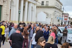 Manifestación en Navarro: Vecinos y Médicos Exigen Libre Elección en Atención Médica